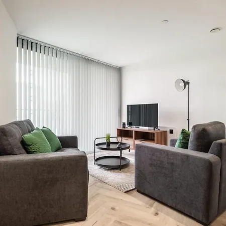 Modern 1 Bedroom In *